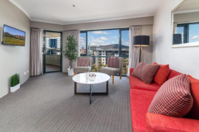 MadeComfy Executive and Spacious Braddon Apartment